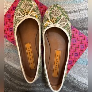Tory embroidered pumps